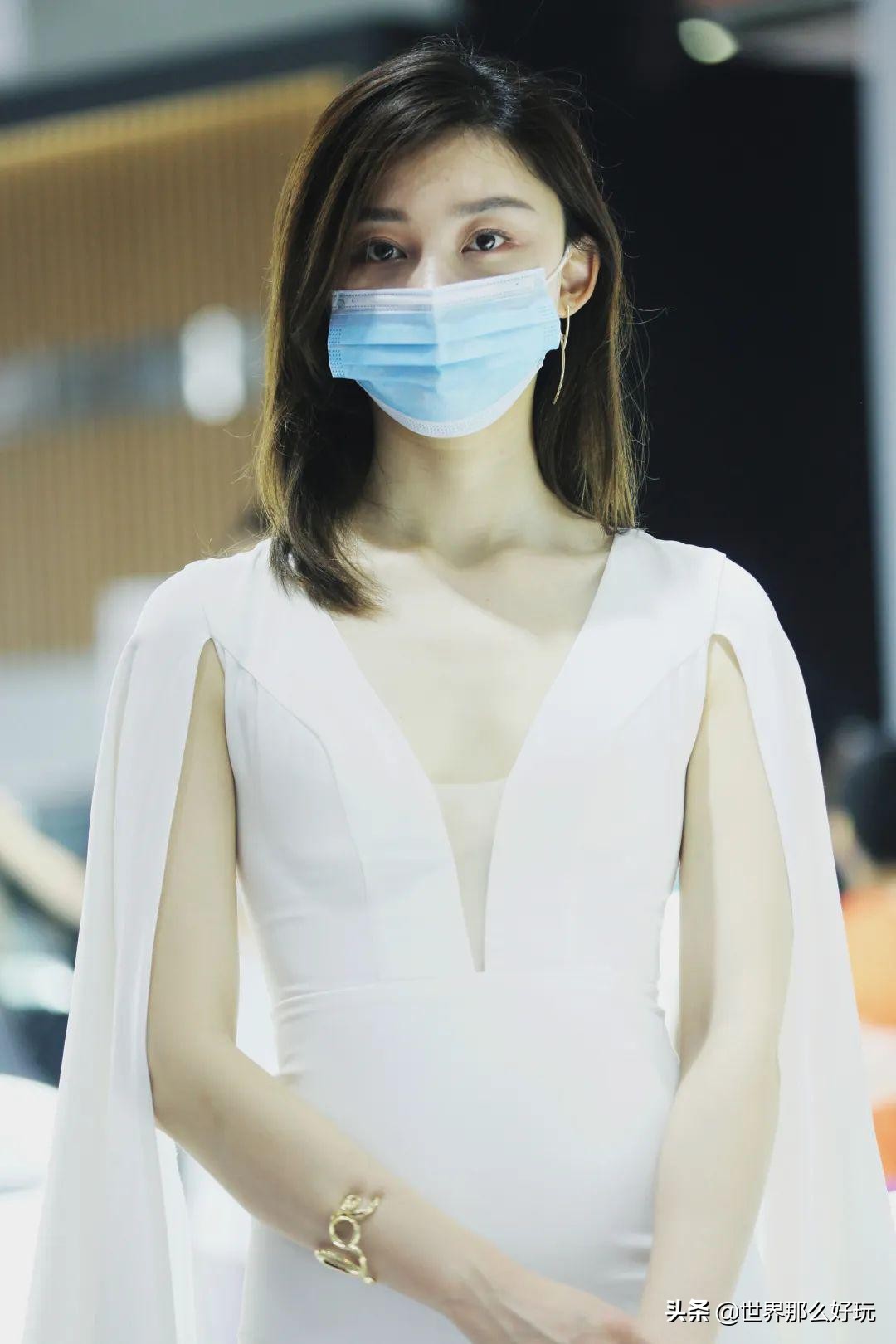 「高清大图」海口车展车模集体戴口罩，难掩身材曲线，呼之欲出