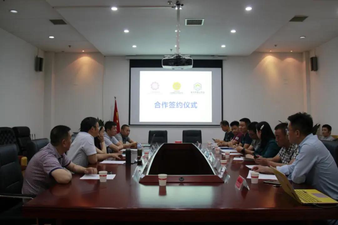 共同谱写成渝双城志，阿坝登协、阿坝大九旅集团、重庆登协互相达成战略合作