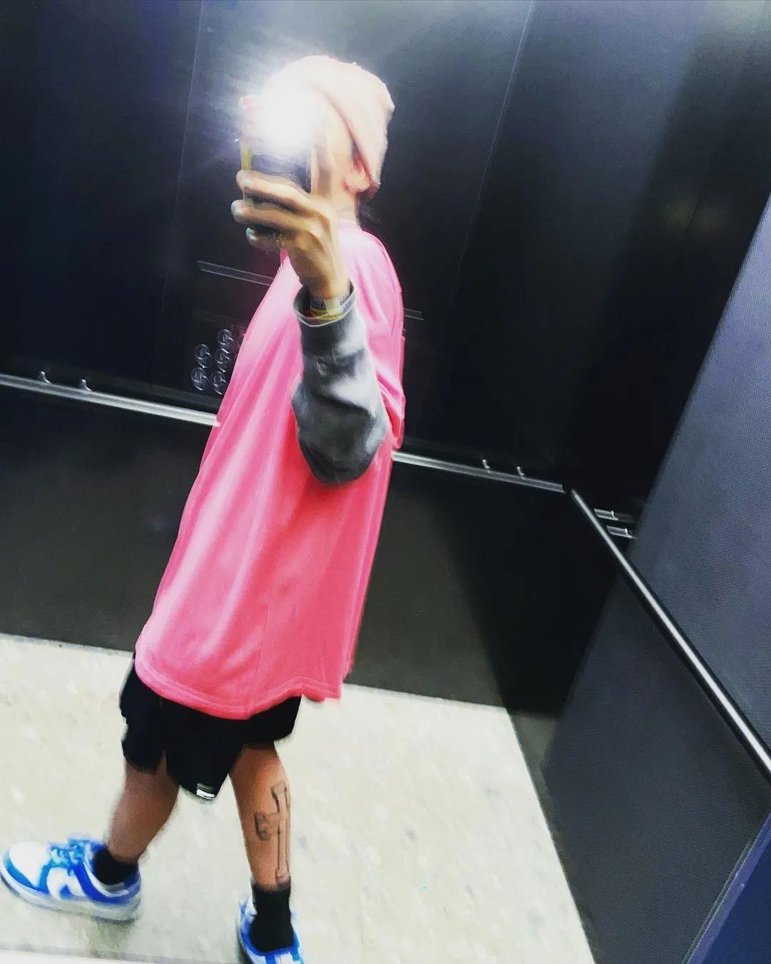 笑拉了!权志龙上脚“北卡蓝”,鞋贩子却因滤镜太重又冲错了