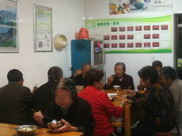 敲敲门、开驿站为留守老人守住幸福夕阳红