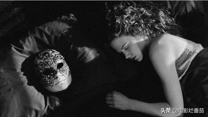 《大开眼戒》：阿汤夫妇在电影公映后离婚，导演在公映前突然死亡