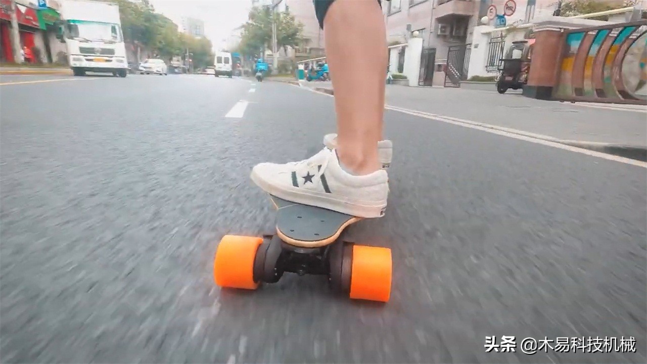 外国小哥滑板,老外履带滑板车