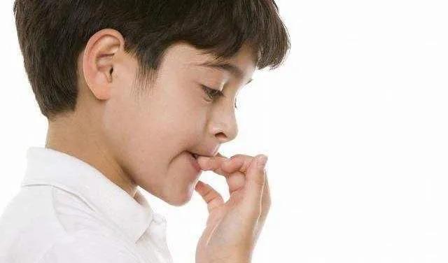 小孩老是吃手咬指甲缺什么,孩子不良习惯忍不住咬指甲怎么办