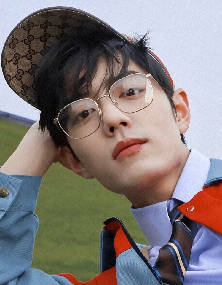 男人脸上有痣的各个部位详细图,脸上有很多痣的帅哥