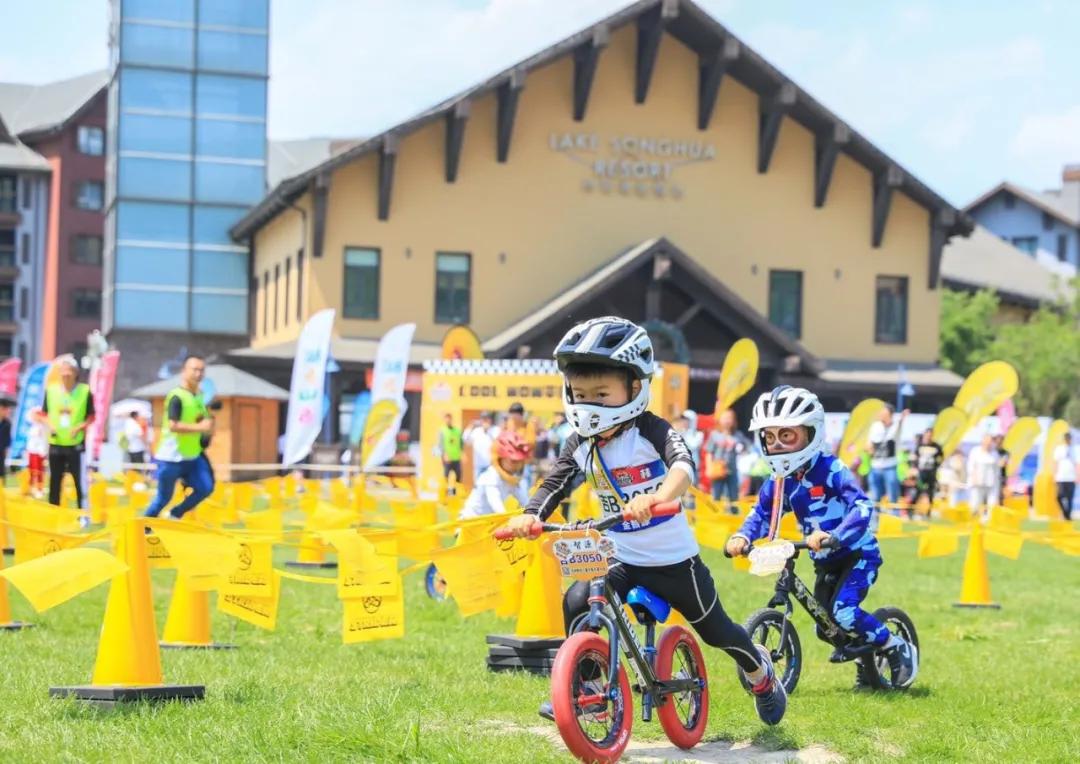 松花湖上放风筝,吉林市松花湖冬季开江鱼