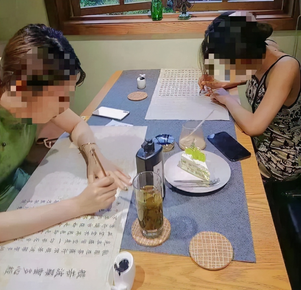 “佛媛”炫富摆拍，露大腿逛寺庙，袈裟也藏不住狐狸的尾巴