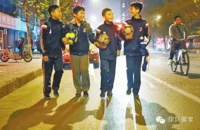 怀念和你们一起踢球的时光,爱的不是足球而是一起踢球的朋友