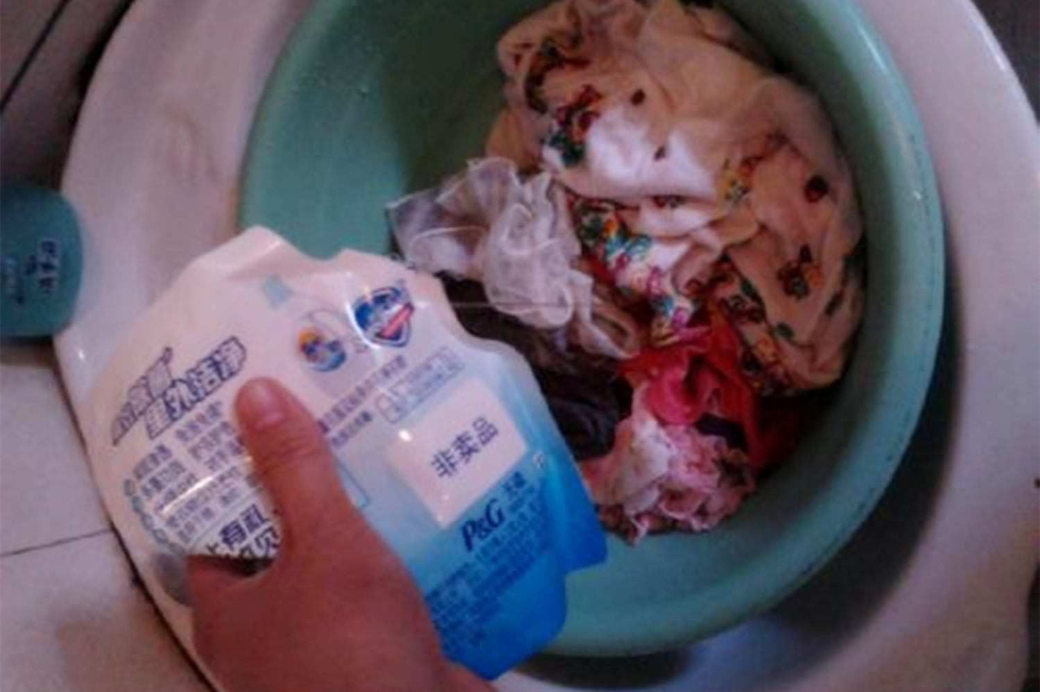 宝宝衣服洗污渍不变色,洗宝宝衣服用什么洗得干净