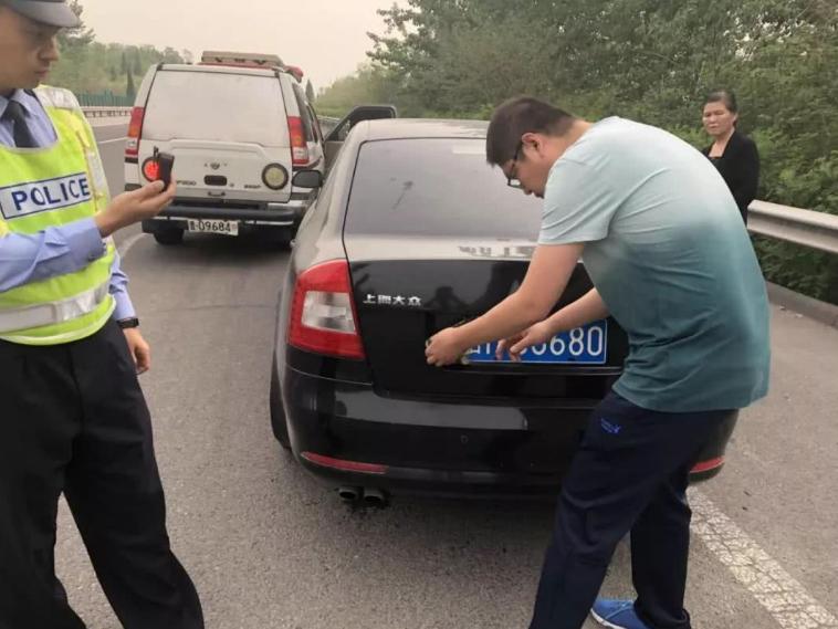 有的车遮挡车牌怎么还可以上路,遮挡号牌处罚没有罚单