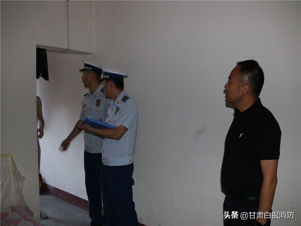 警务室联合社区开展消防安全检查,群租房进村入户消防检查