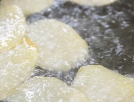 炸薯片时，别直接下锅炸，多加1个步骤，薯片薄又脆，比锅巴好吃