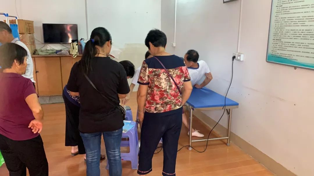 送医下乡暖民心健康帮扶见真情,健康扶贫在行动义诊下乡暖人心