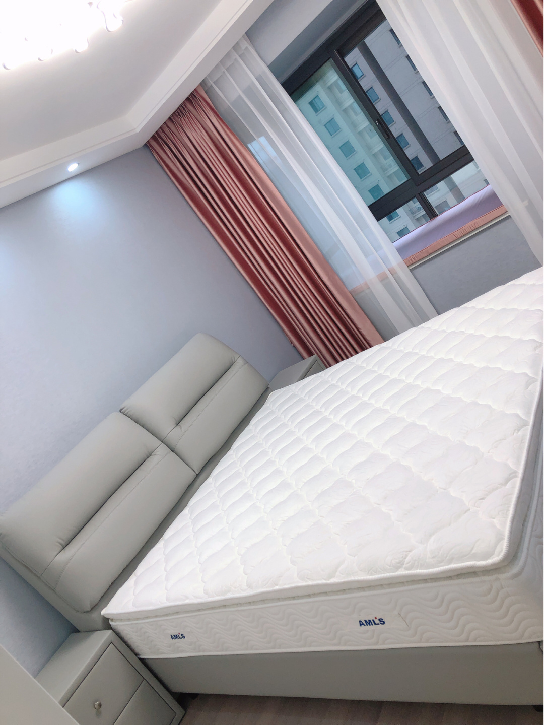 打扫干净准备通风去甲醛，窗帘还是纯色好看，厨房蓝色柜最为漂亮