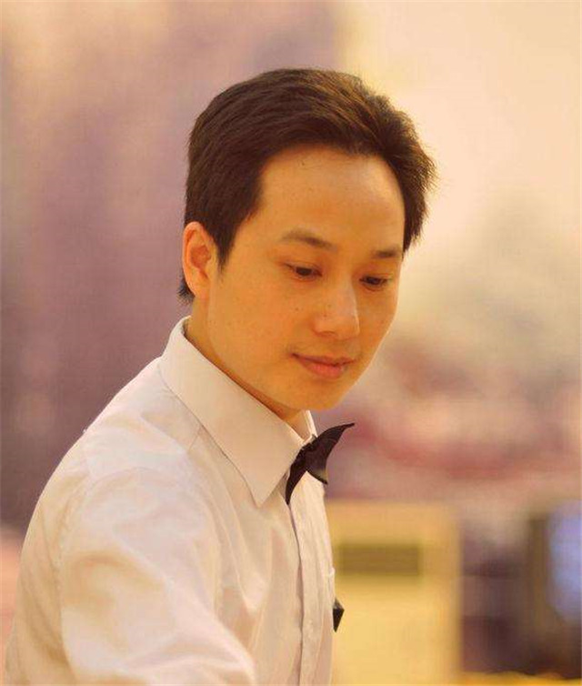 48岁罗京病逝后续,罗京去世11年妻子长跪不起