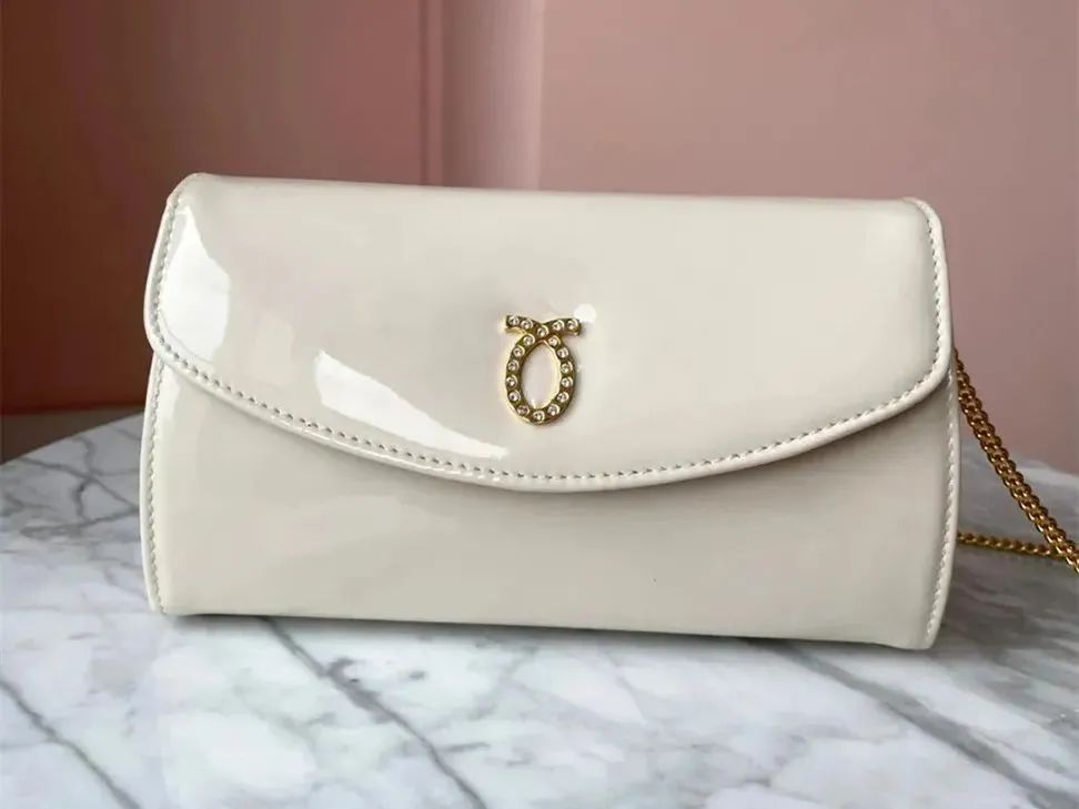 英国女王拿过的包包,英国伊丽莎白女王二世包包