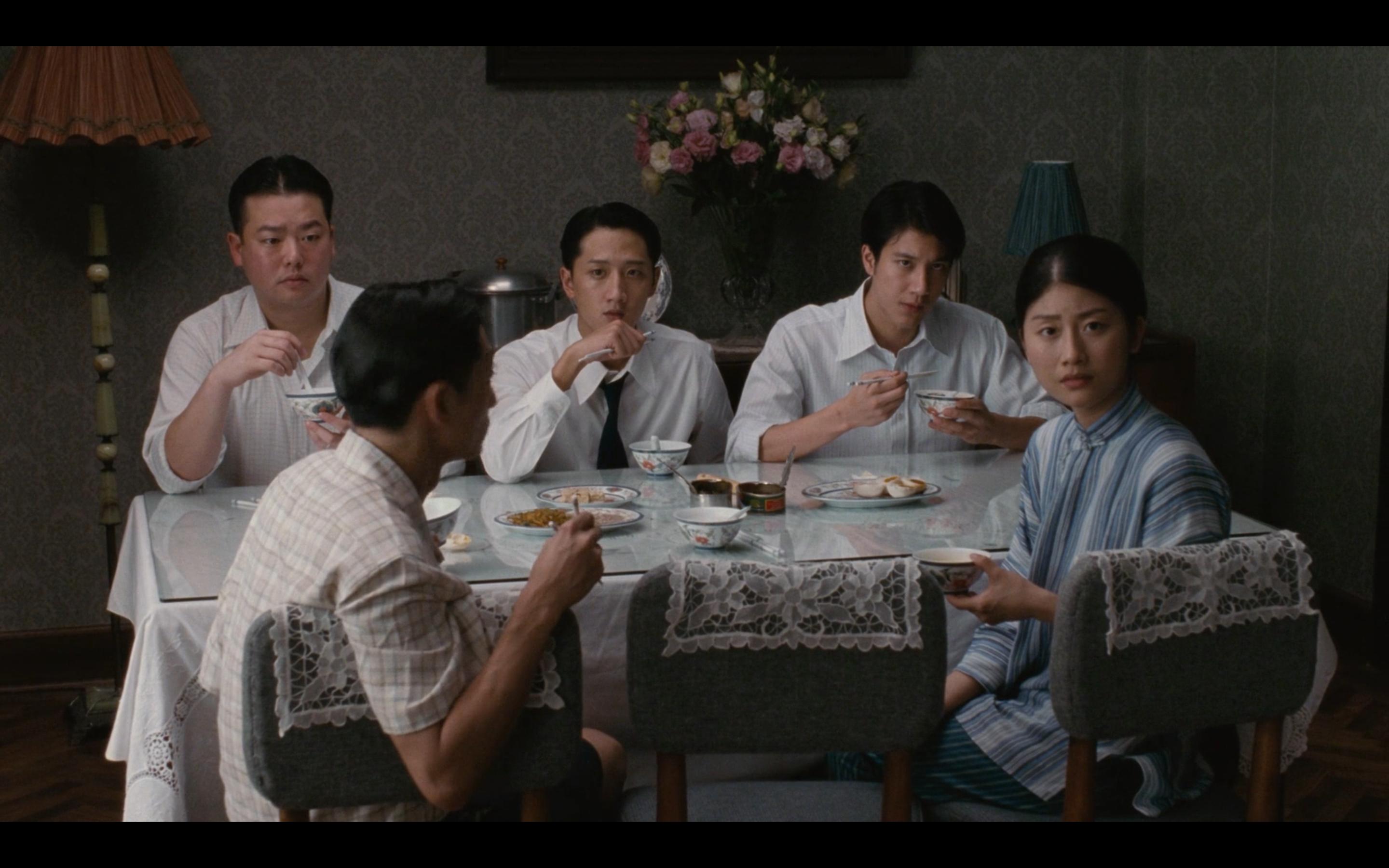 重看《色戒》,四个吸烟镜头,完美诠释出王佳芝的成长与挣扎