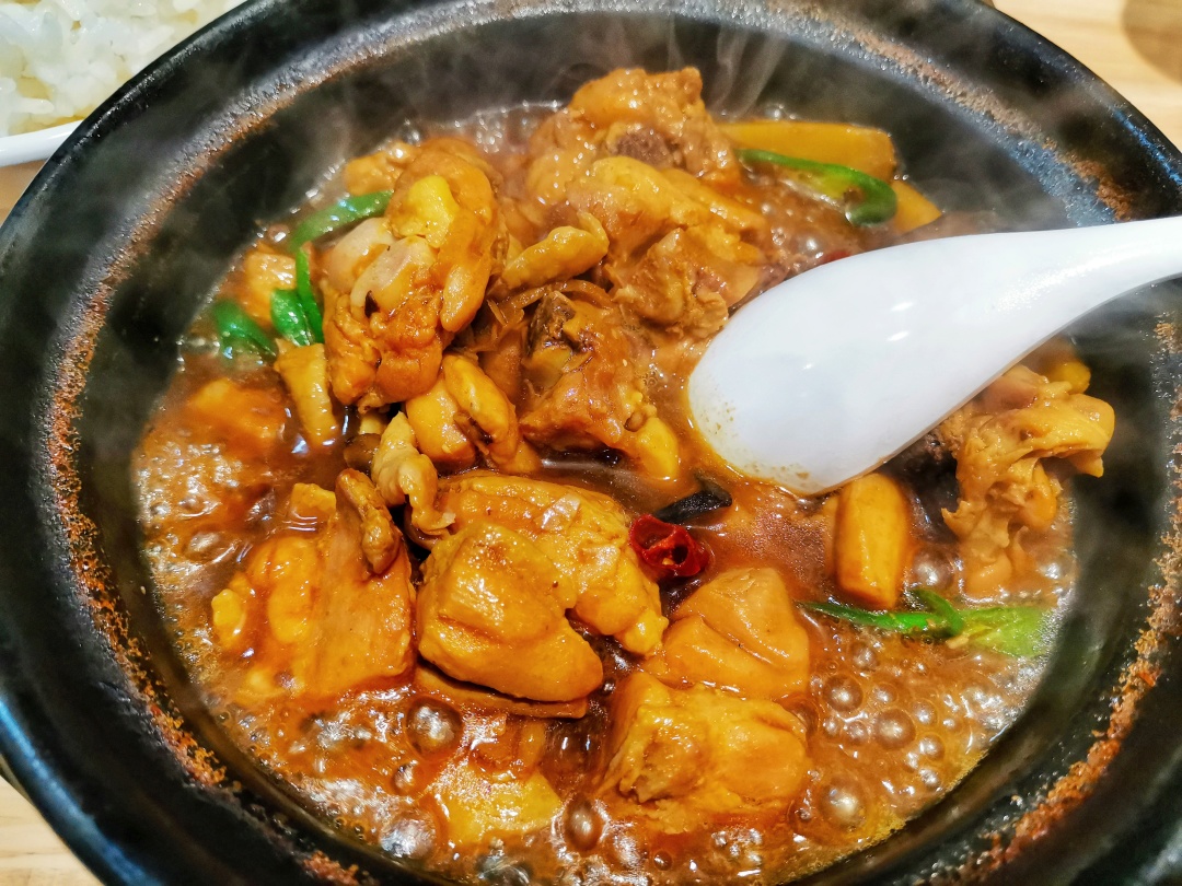 济南的黄焖鸡为什么那么好吃,黄焖鸡米饭起源于济南哪里