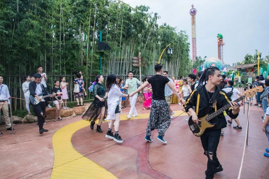 为了集五福,我用女朋友的口红写了个“福”字