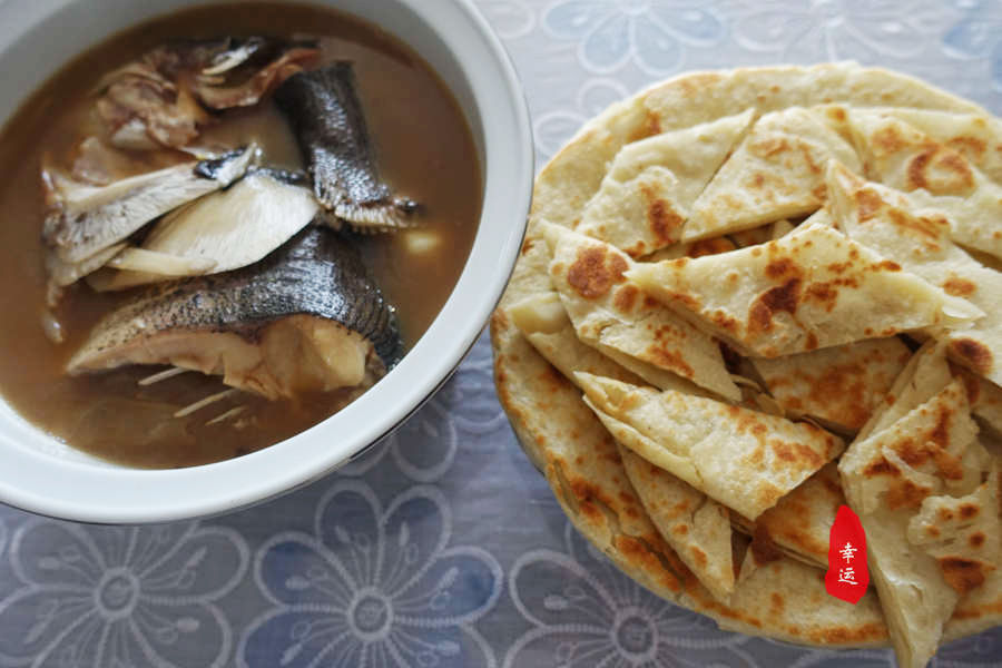 家庭版鱼头泡饼视频,鱼头泡饼的家常做法鱼头嫩滑好吃