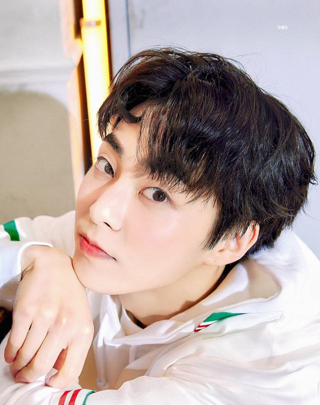 exo金珉锡被前同学揭秘,金珉锡吃摩卡面包上热搜