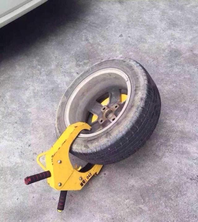 轮胎被锁住怎么解锁,轮胎被锁自己开锁