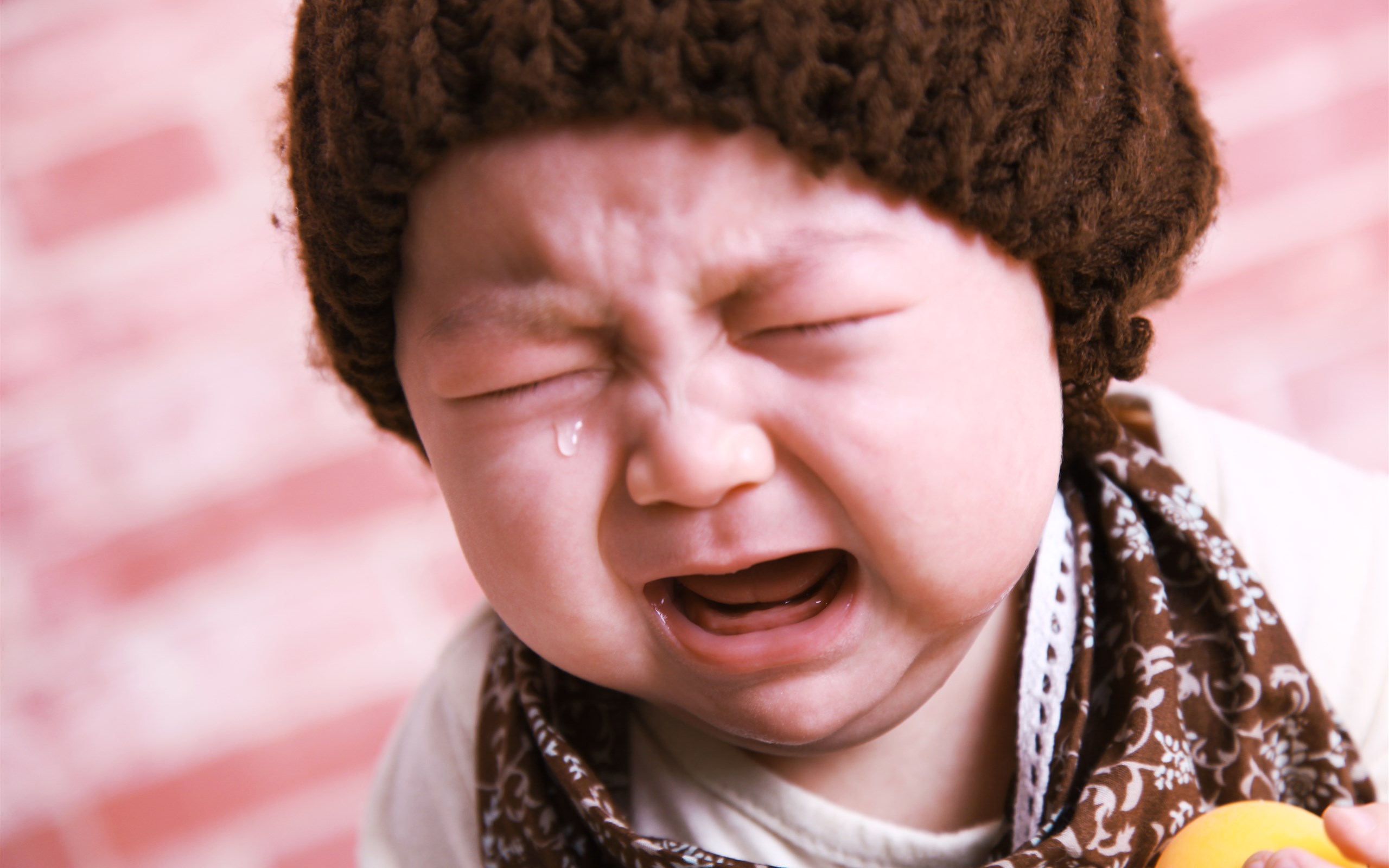 孩子脆弱一说就哭怎么教育,小孩子一说就哭如何改善