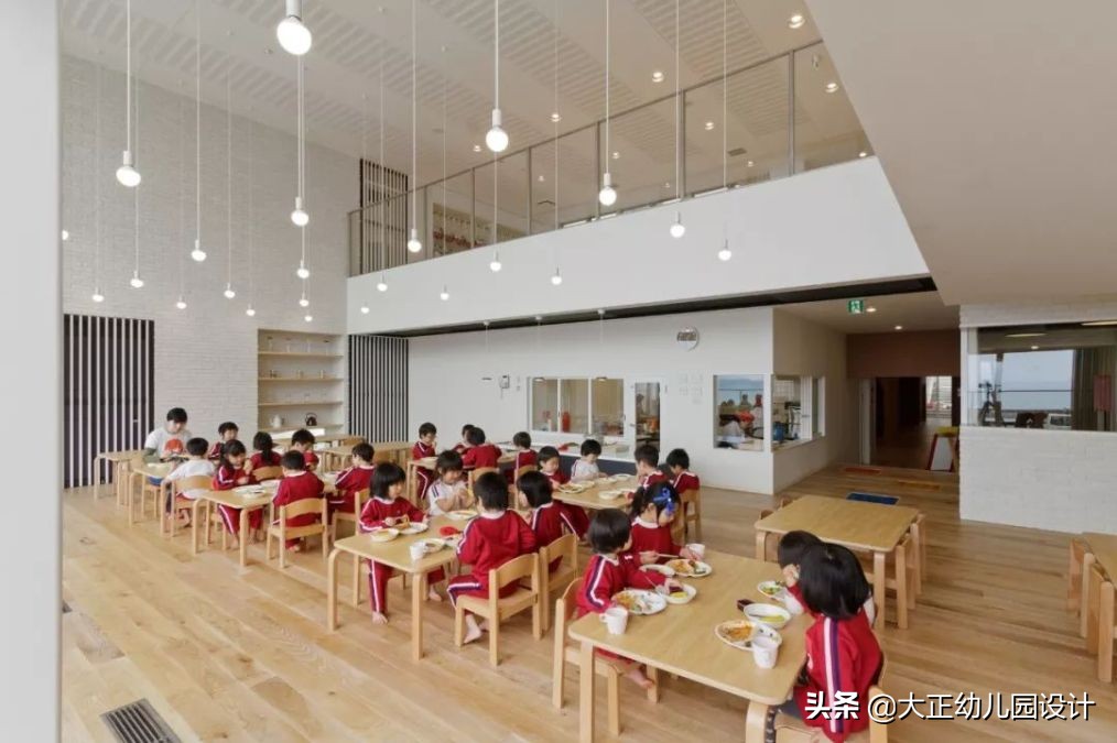 这所面朝大海的幼儿园，没有玩具，但幼儿园本身就是最好玩具