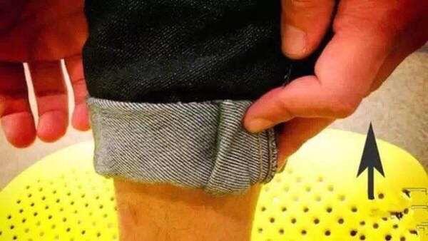 牛仔裤卷裤脚的做法,牛仔裤高帮鞋怎么卷裤脚