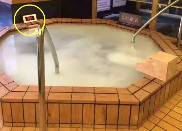 东北洗浴有多野?情感在粗暴的搓泥中升华