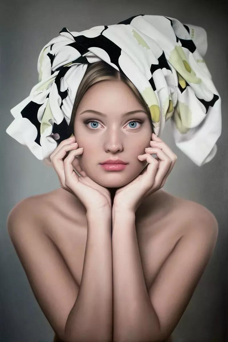 她画的人物栩栩如生用英文怎么说,她画的人物栩栩如生