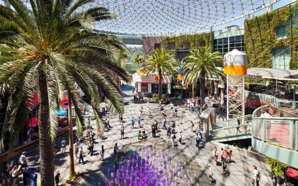 为浸入而生，是什么赋予主题乐园商业街区的造梦延续