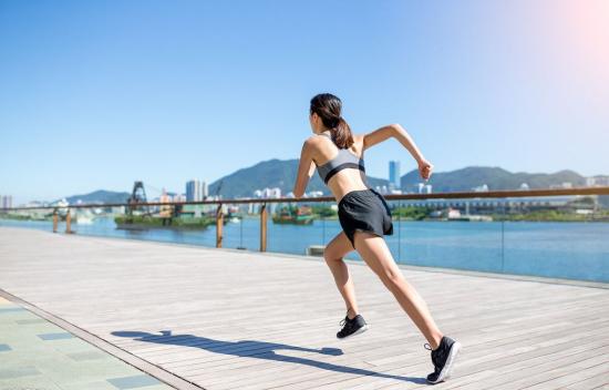 为什么有些女人生完孩子会“漏尿”,有的却不会,医生:有点尴尬