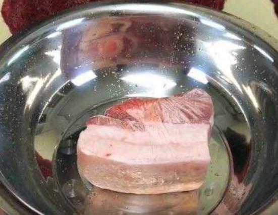 冻肉很轻像泡沫,冻肉放水里比空气里解冻快