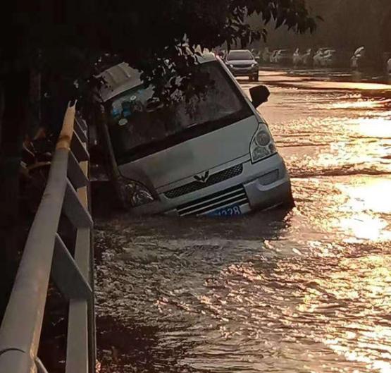 河南5地入选2018中国幸福百县;没人清运,郑东10余家饭店垃圾发臭