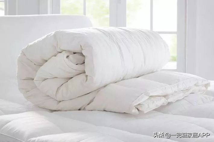 冬天盖羽绒被还是棉花被好,冬天适合的被子羽绒被