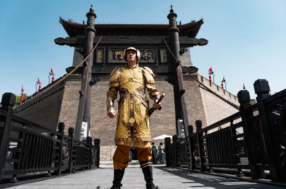 今天，一起去揭开“金甲男团”的神秘面纱……