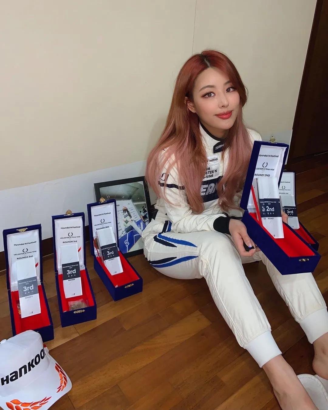 韩国女神级模特兼赛车手，获称“性感十足的小野猫”！她还是一位利物浦死忠，网友：孙兴慜该失望了