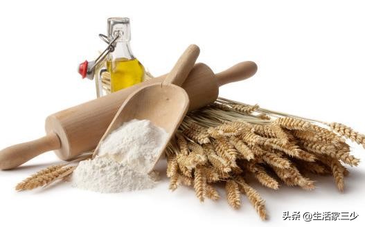 面粉怎么看高筋中筋和低筋,面粉筋度不同是怎样制作出来的