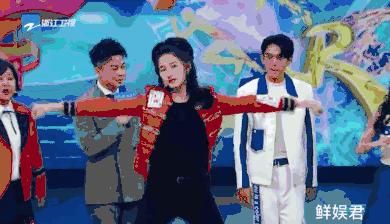 关晓彤素颜自拍与鹿晗撞脸,关晓彤为鹿晗庆生后芭比造型亮相