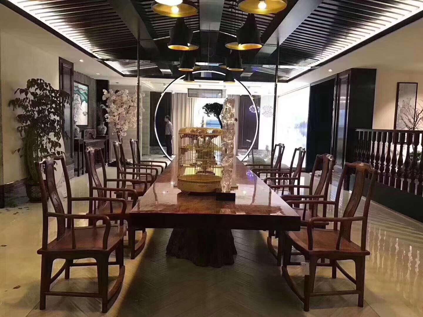 暗访广东天价大板生产基地,原料全是称斤拉木头,富豪还排队来买