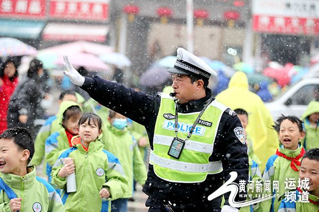 无惧狂风暴雨交警坚守路面护平安,交警不畏严寒
