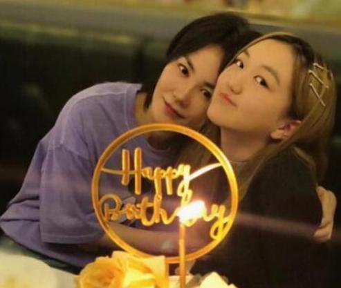 王菲穿衣搭配紧身中裤,王菲穿灯笼裤太有范了