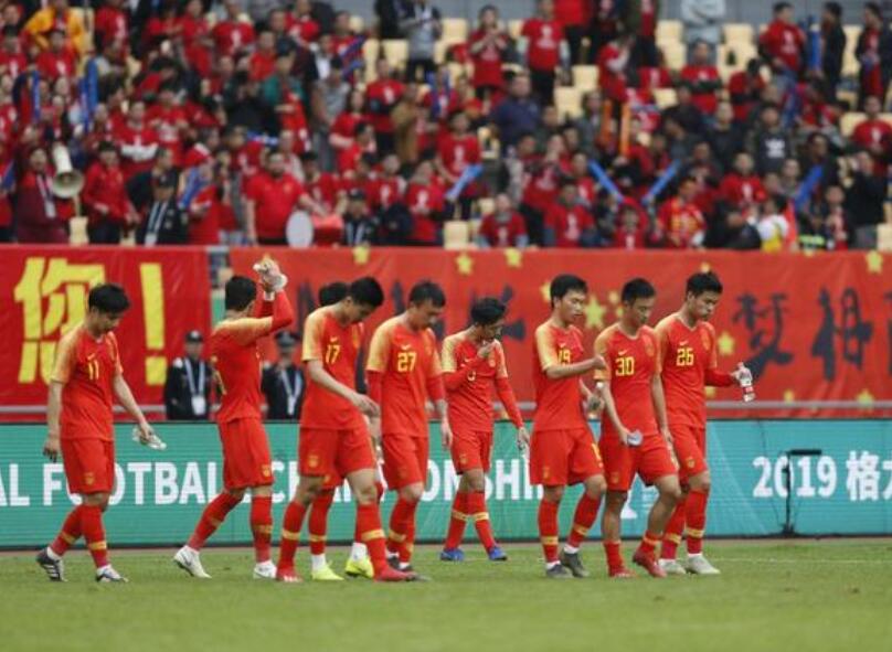 韦世豪铲伤乌兹球员图片,韦世豪铲伤乌兹球员红牌