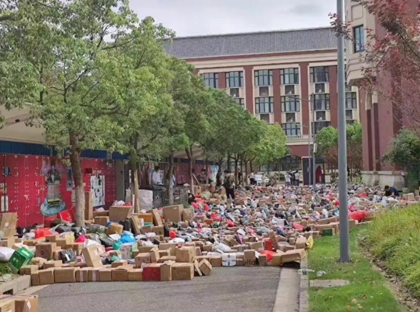 大学生购买能力有多强？校园内包裹直接封路，看完自愧不如