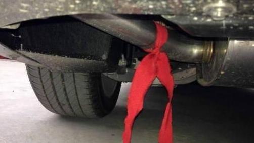 新车为什么绑红条,新车为啥拴红布