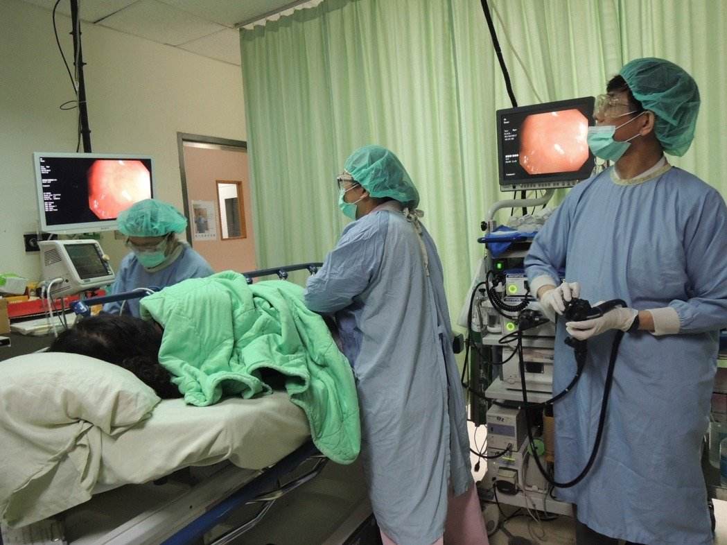 一直反酸水食道有灼烧感消化不良,胃胀胃酸烧心食管反流吃什么药好