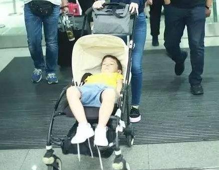 宝宝几个月坐婴儿车能起来一点,几个月宝宝就可以坐婴儿车了