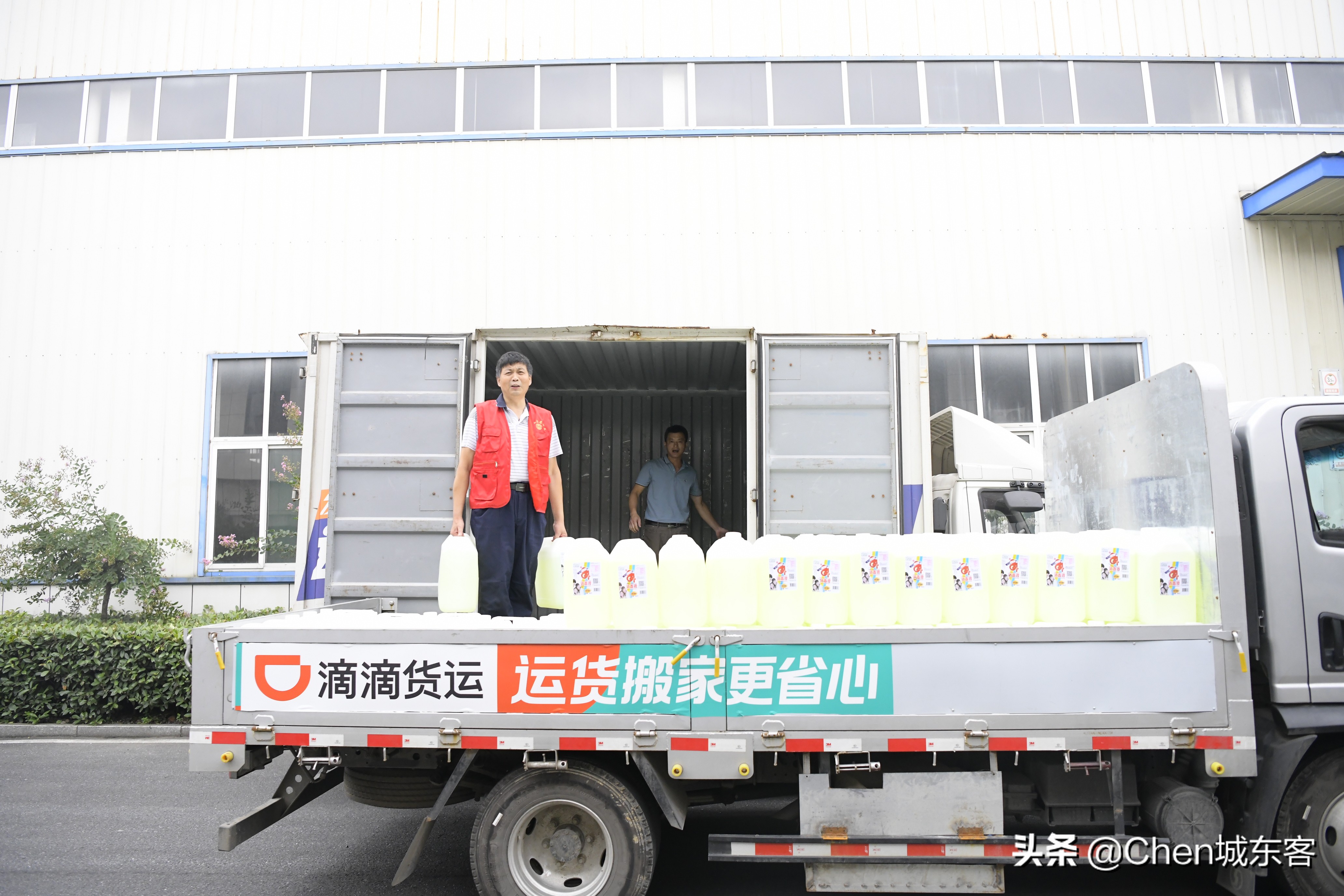 爱心志愿者捐赠传递雷锋精神,爱心捐赠涌春潮守望相助抗疫情