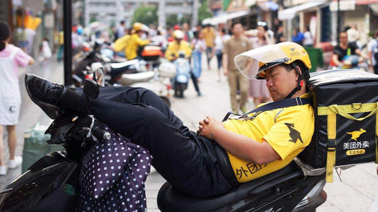 美团小汽车配送,美团送餐车一天多少钱