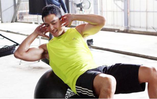 健身吴彦祖腹肌展示,吴彦祖健身恢复6块腹肌